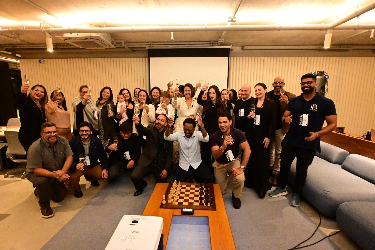 Turma de pós-graduação da FEX Educação celebrando em evento institucional