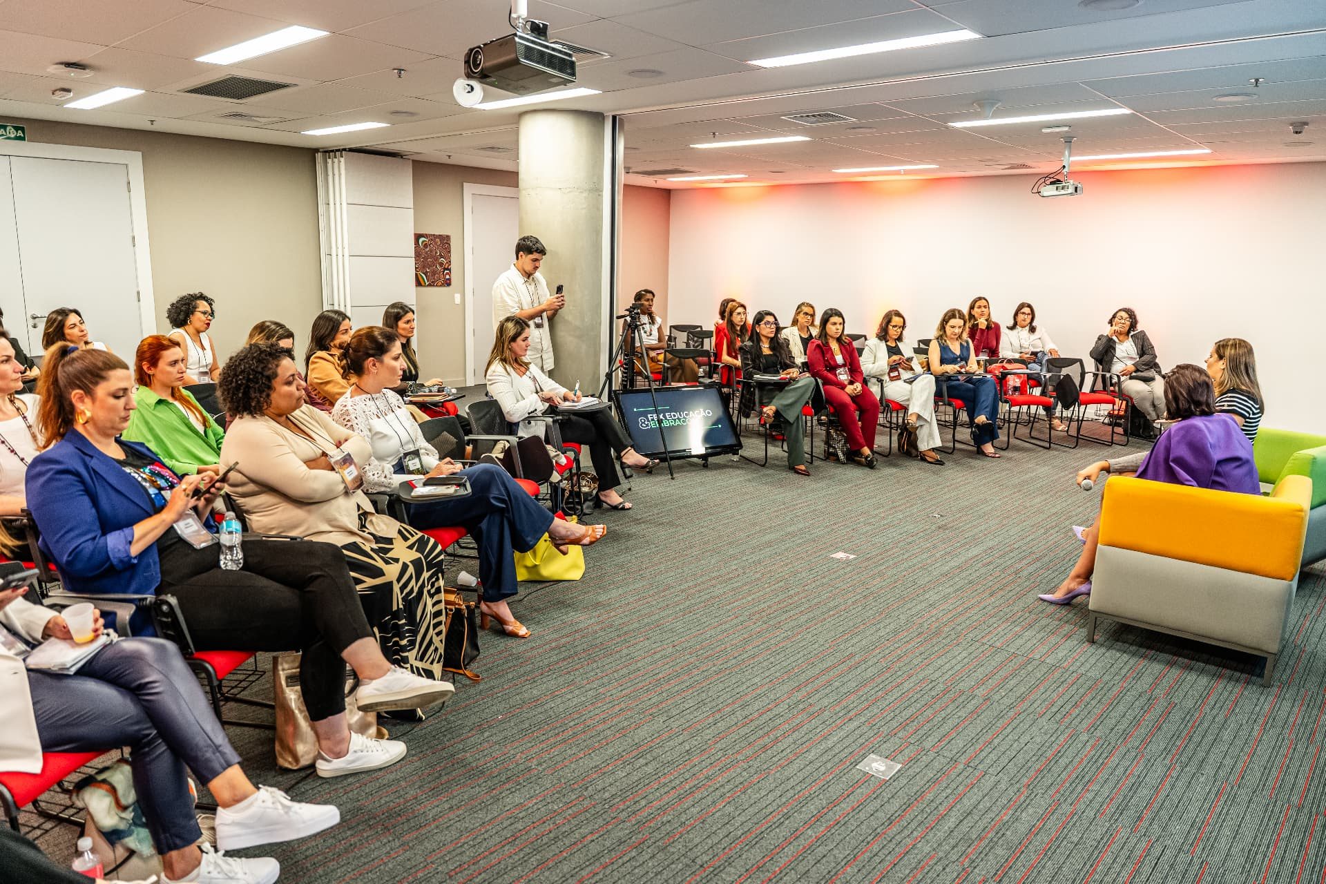 Público em sala de treinamento corporativo da FEX Educação