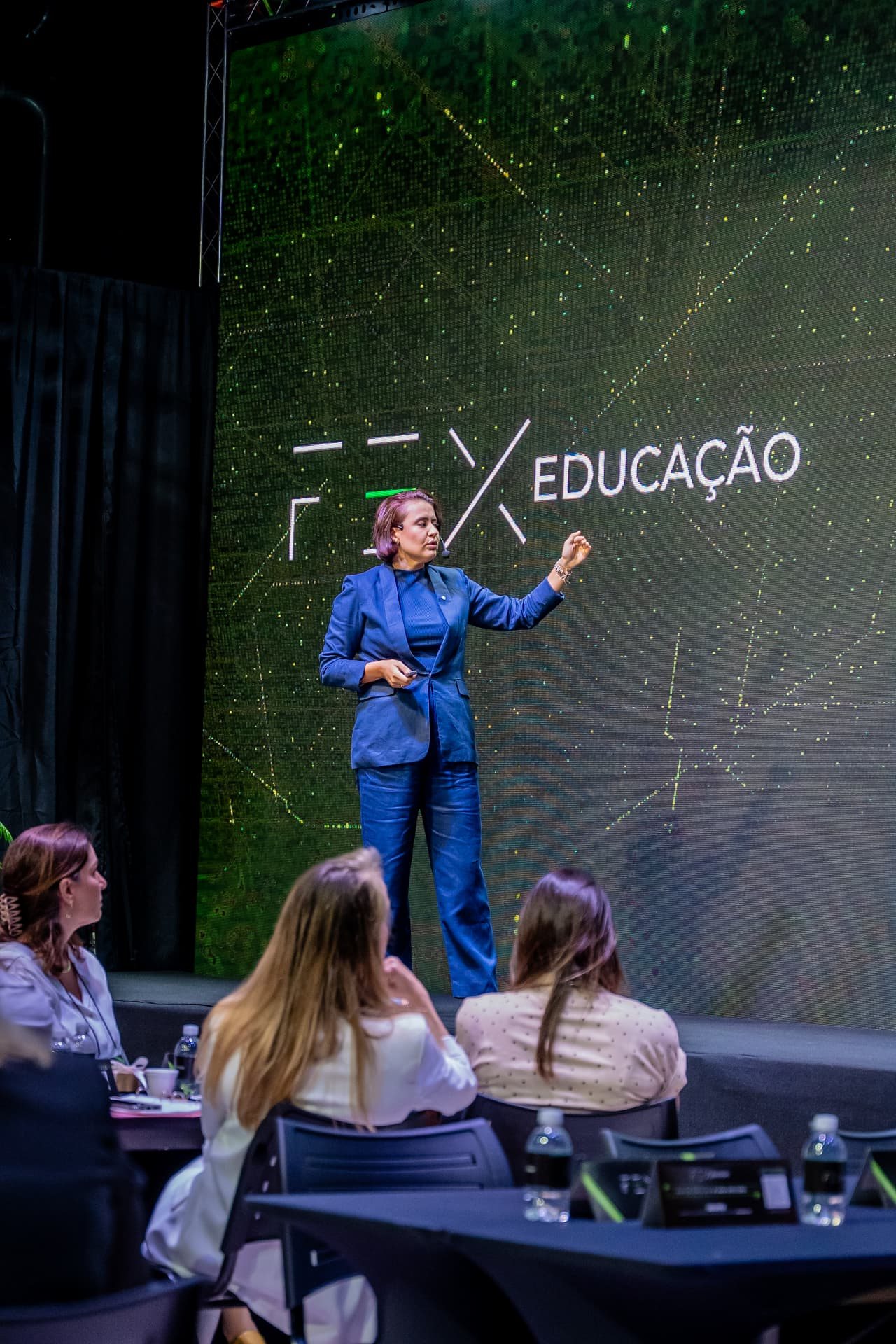 Evento institucional da Faculdade FEX Educação com palestrante e público